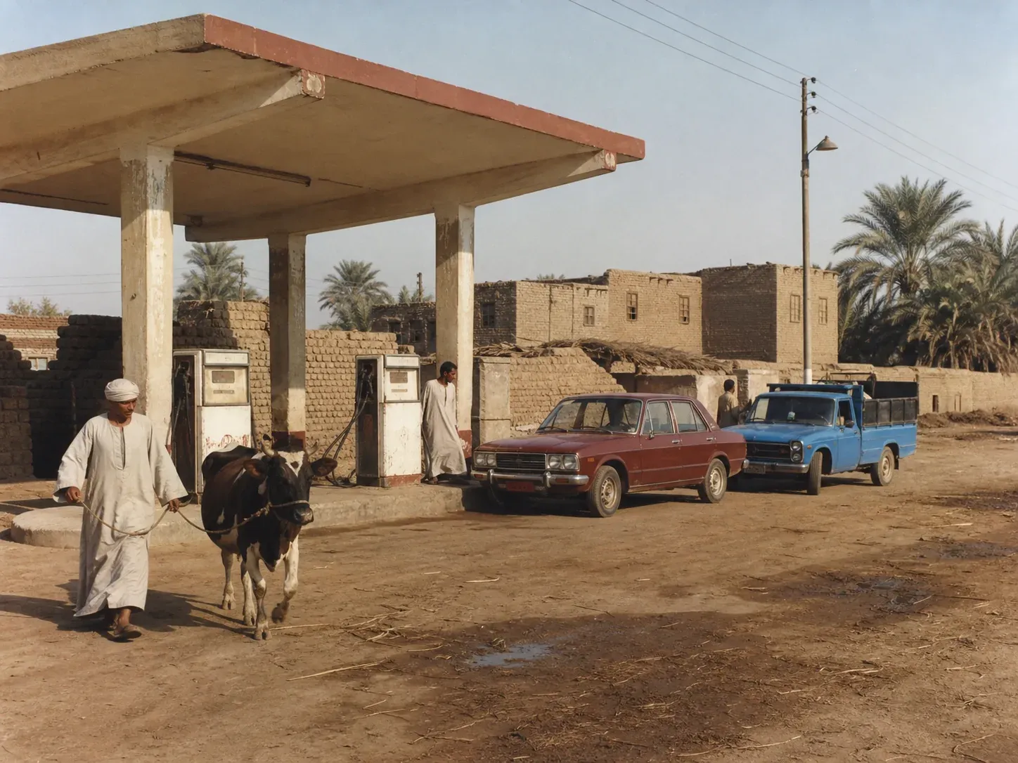 لقطة مولَّدة: محطة وقود ريفية بصعيد مصر مع سيارة قديمة وفلاح يقود بقرة